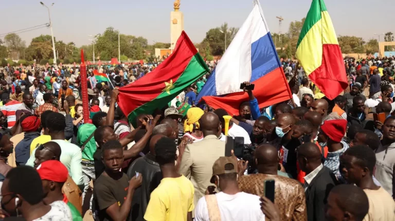 La politique étrangère est-elle encore une affaire d’élites au Sahel ?